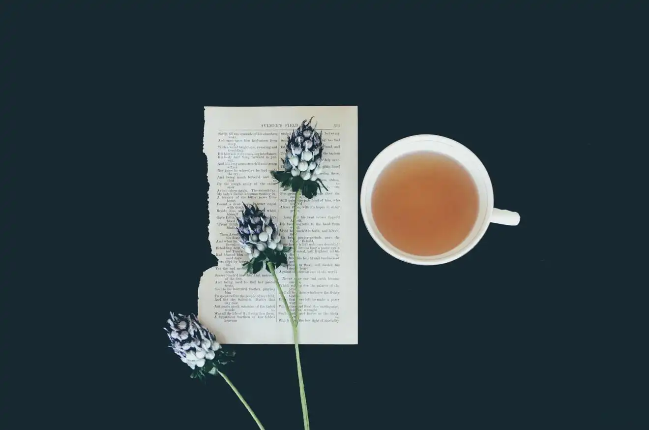 お茶と紙と花の写真